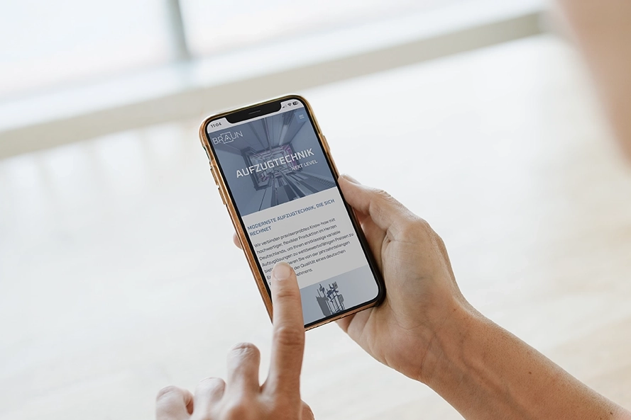 Startseite der Website von BRAUN Aufzugtechnik auf dem Smartphone.