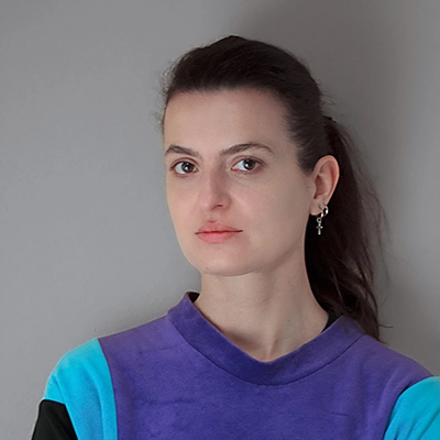 Porträt der Grafikerin und Fotografin Maya Sikorska-Reymann.